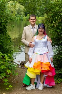 Regenbogen-Brautkleid, Foto von www.instagram.com/chrissis.blickwinkel