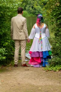 Regenbogen-Brautkleid, Foto von www.instagram.com/chrissis.blickwinkel