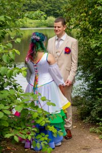 Regenbogen-Brautkleid, Foto von www.instagram.com/chrissis.blickwinkel