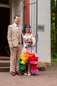 Regenbogen-Brautkleid, Foto von www.instagram.com/chrissis.blickwinkel