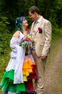 Regenbogen-Brautkleid, Foto von www.instagram.com/chrissis.blickwinkel